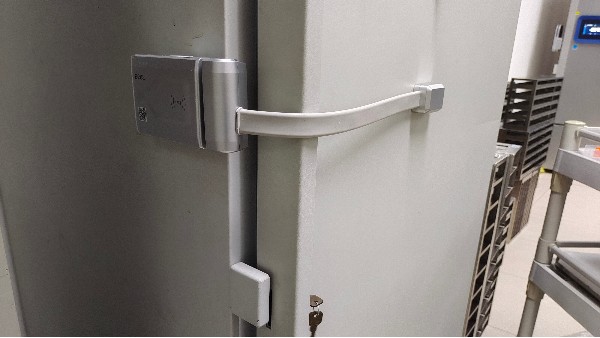 你知道貝爾科技是怎么給實驗室異形門生物冰箱安裝智能電子鎖的嗎？24.3.15